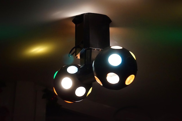 Duas bolas de discoteca girando em luzes coloridas de teto