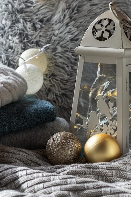 duas bolas de Natal em uma manta de malha no contexto das guirlandas de Natal