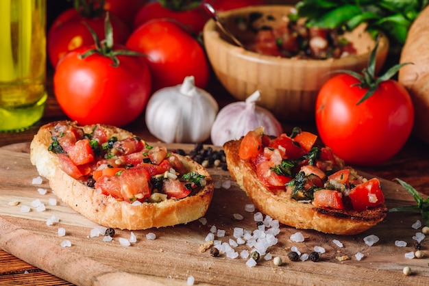 Duas Brusquetas com Tomate e Manjericão Fresco