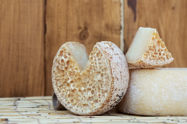 Duas cabeças grandes de queijo orgânico na madeira