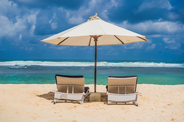 Duas cadeiras de praia nas férias tropicais