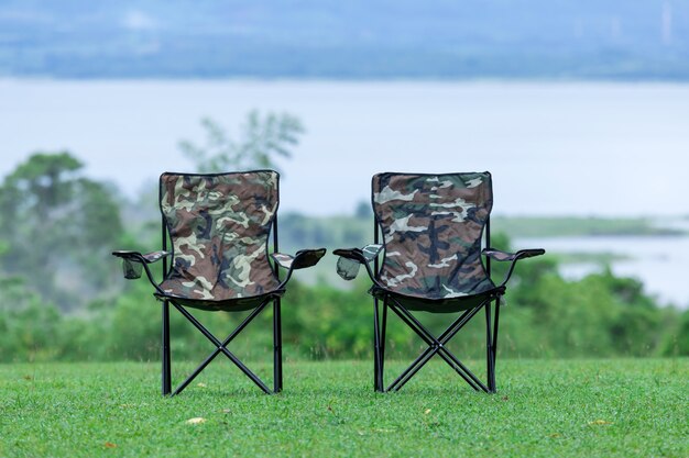 Duas cadeiras dobráveis vazias para acampamento ao ar livre
