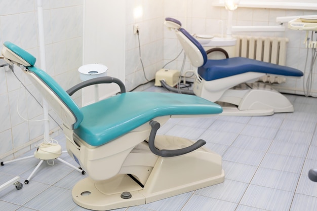 duas cadeiras médicas odontológicas na clínica