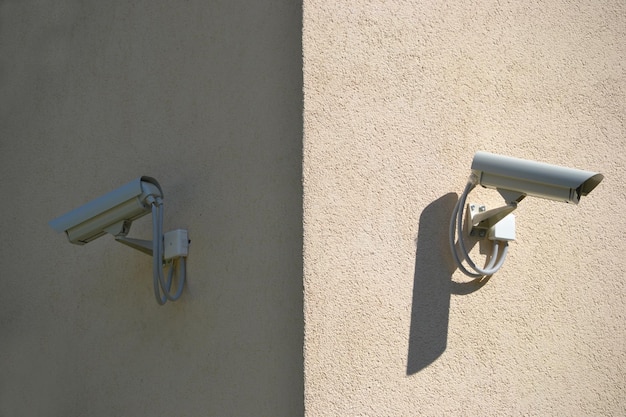 Duas câmeras de segurança instaladas em uma parede