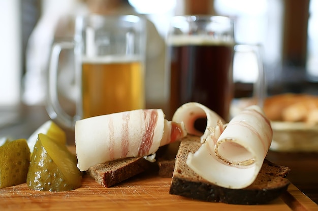 duas canecas de cerveja em um restaurante de cerveja tcheca / cerveja clara e escura em grandes canecas tradicional pub de Praga