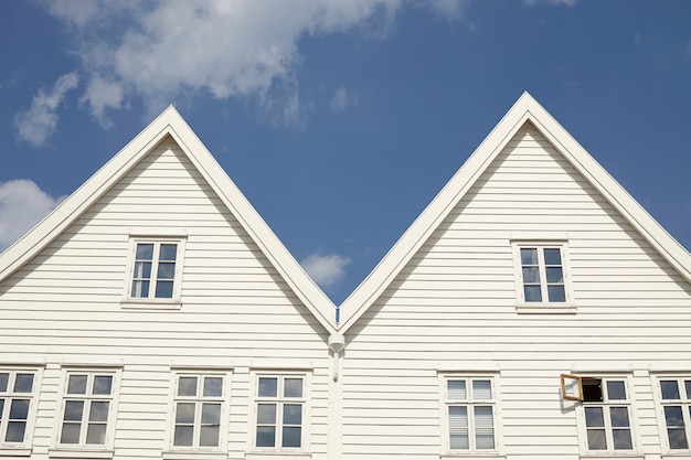 Duas casas de madeira brancas