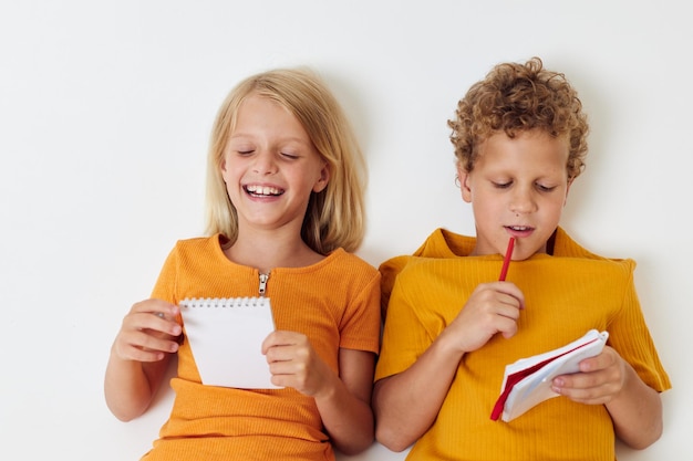 Duas crianças alegres entretenimento infantil desenhando o estilo de vida da infância inalterado