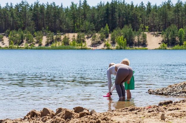 Duas crianças brincando na areia da praia