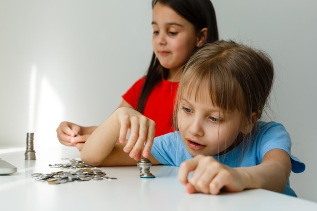Duas crianças contando moedas juntas