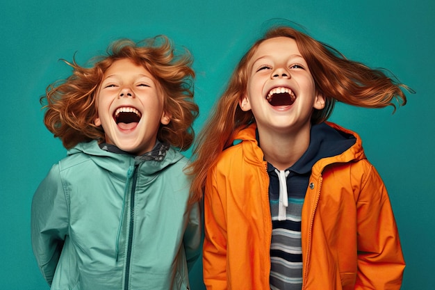 Duas crianças felizes estão sorrindo e rindo em fundo azul