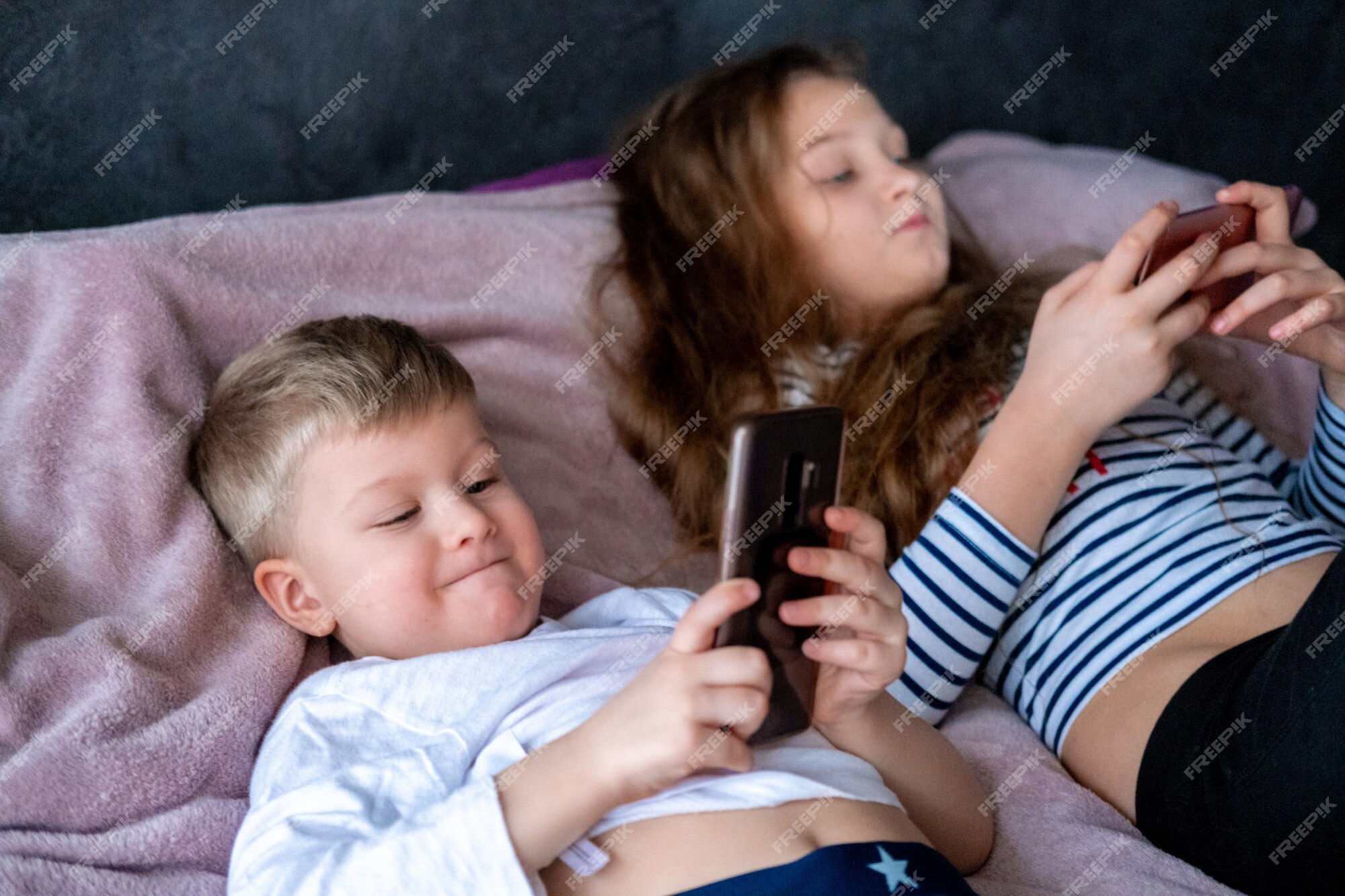 Duas crianças menino e menina jogando jogos ou procurando