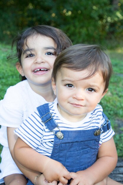 Duas crianças menino menina família irmã irmão conceito ao ar livre