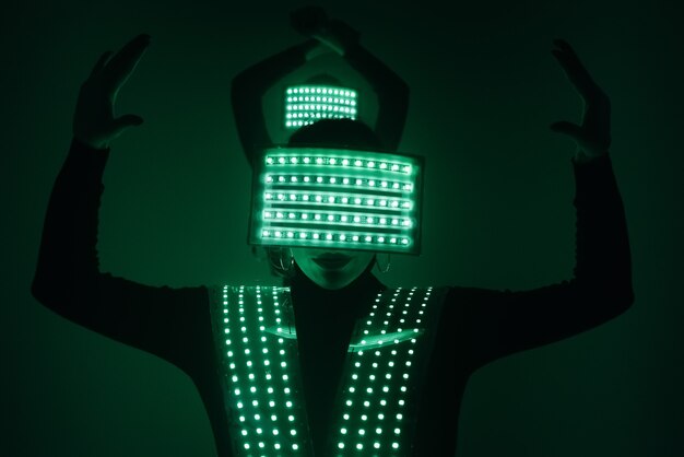 Duas dançarinas de discoteca sensuais se movendo em trajes UV