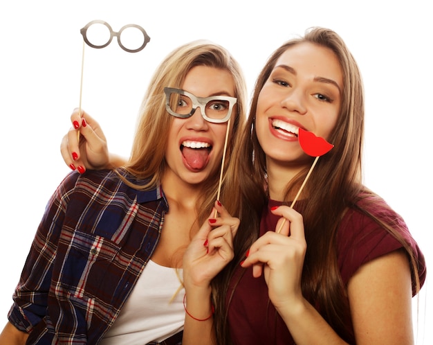 Duas elegantes melhores amigas de meninas hippie sexy prontas para a festa, sobre fundo branco