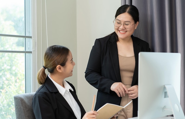 Duas empresárias asiáticas trabalhando com computador