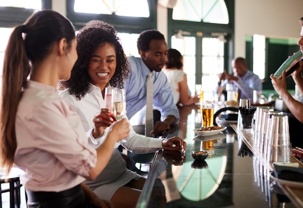 Duas empresárias se encontrando para beber depois do trabalho no bar