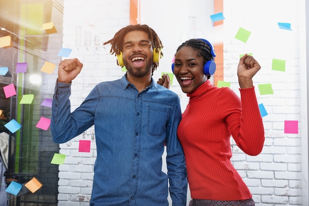 Duas empresas ouvem música no escritório