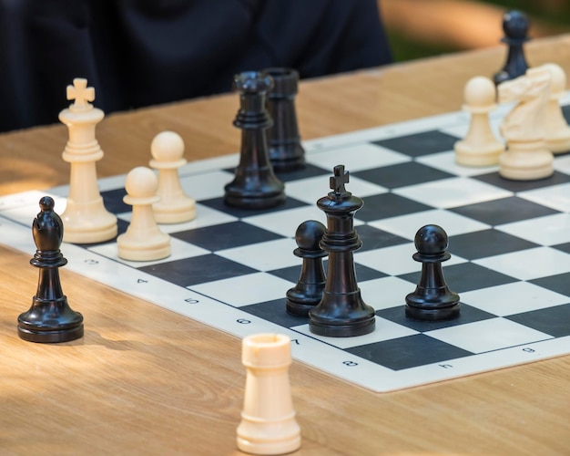 Duas equipes de xadrez uma na frente da outra no tabuleiro de xadrez Isolado