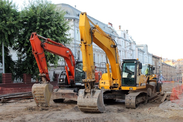 Duas escavadeiras modernas trabalhando na rua Lvov39s