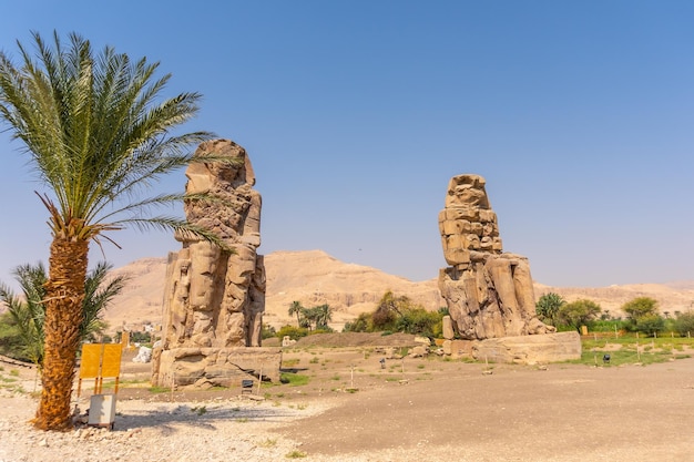 Duas esculturas egípcias na cidade de Luxor ao longo do Nilo Egito