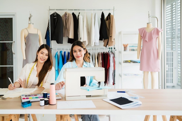 Duas estilistas ou costureiras asiáticas fizeram brainstorming e discutiram a coleção de design