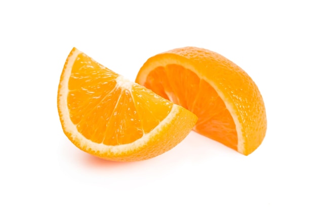 Duas fatias de laranja isoladas no fundo branco