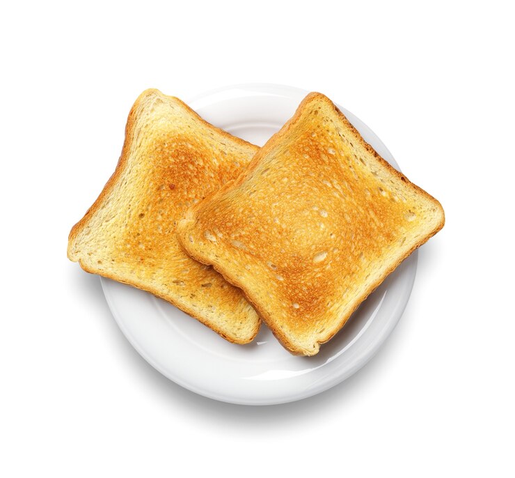 Duas fatias de pão torrado no fundo branco