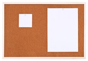 Duas folhas de papel no quadro de cortiça de boletim