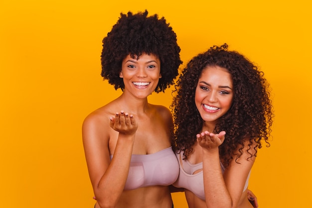 Duas garotas afro usando lingerie