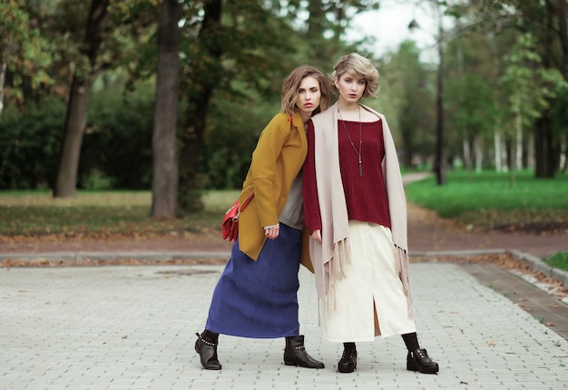 Duas garotas alegres no parque outono