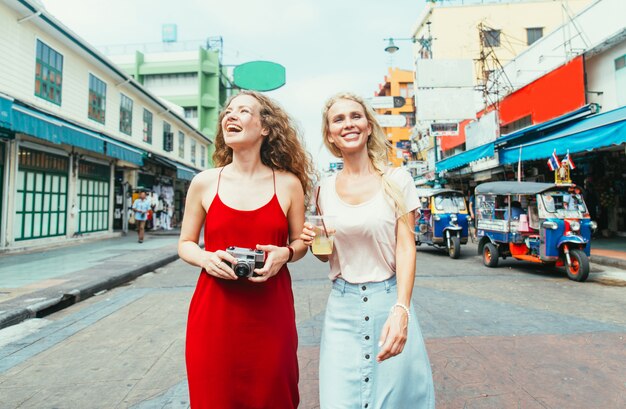 Duas garotas bonitas que visitam as principais atrações de banguecoque