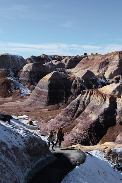 Duas garotas caminhando na trilha Blue Mesa no Painted Desert