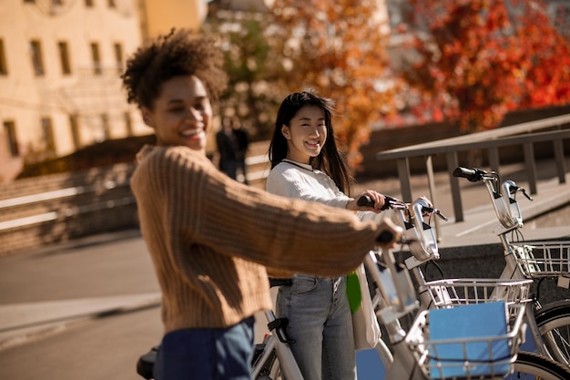 Duas garotas com bicicletas olhando para a câmera