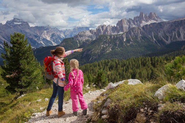 Duas garotas de turista nas Dolomitas