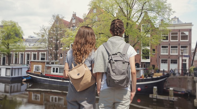 Duas garotas em Amsterdã