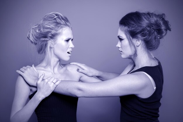 Duas garotas estão lutando no estúdio Emoções negativas