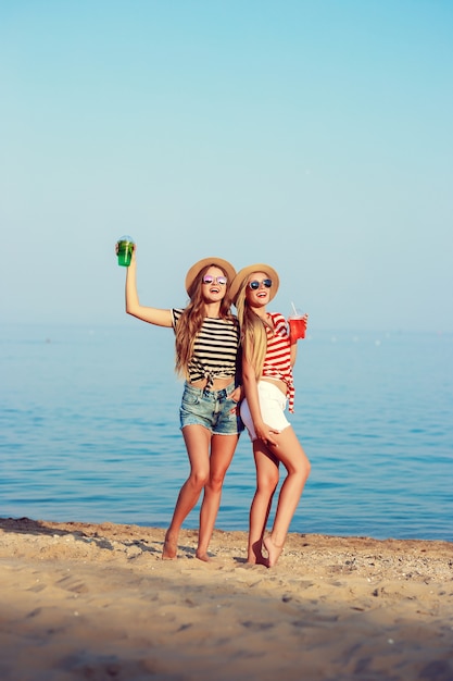 Duas garotas européias se divertem no verão na praia
