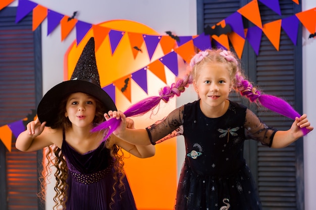 Duas garotas fantasiadas celebrando o Halloween