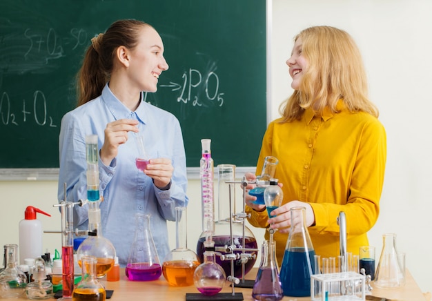 Duas garotas fazendo experimentos químicos na escola