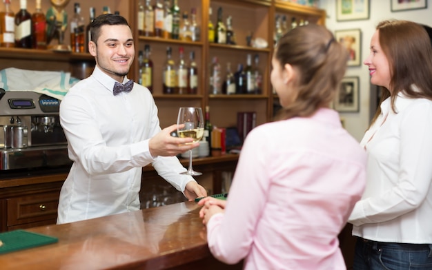 Duas garotas flertando com barman