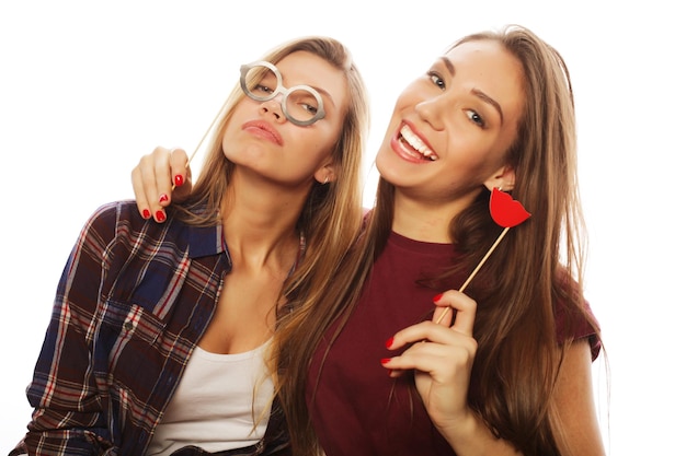 Foto duas garotas hipster sexy e estilosas, melhores amigas prontas para festa sobre fundo branco