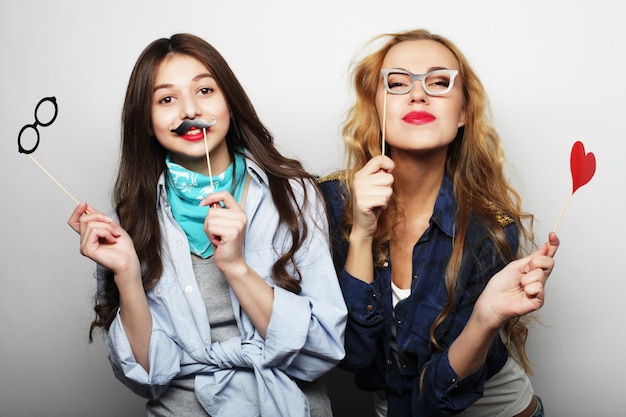 Foto duas garotas hipster sexy elegante melhores amigas prontas para festa