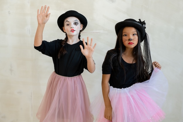 Duas garotas lindas com maquiagem de halloween fazendo pantomima