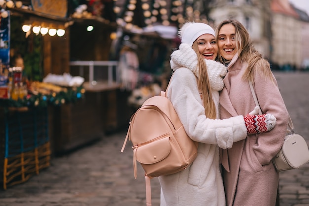 Duas garotas no mercado de natal