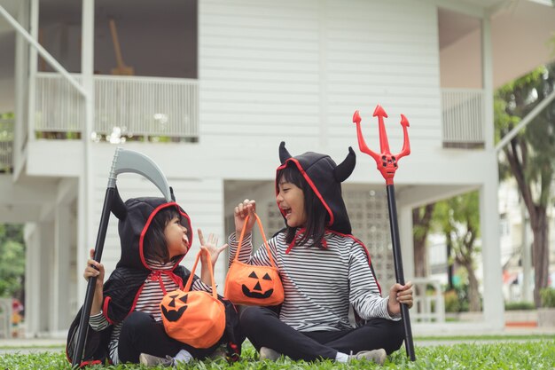 Duas garotas no parque com fantasias de halloween se divertindo