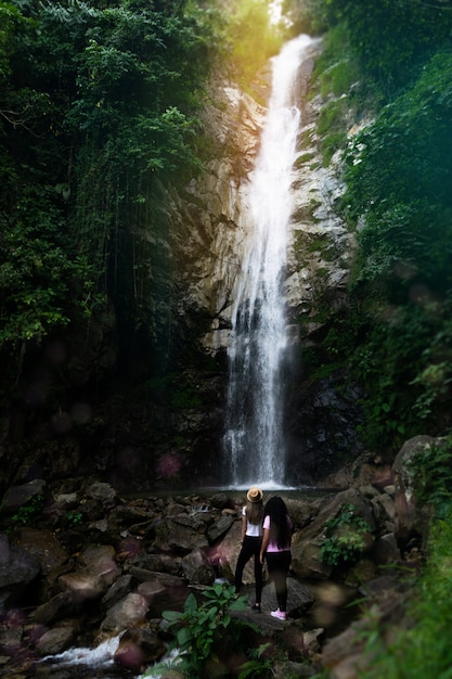 Duas garotas olhando a cachoeira