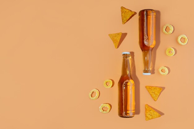 Foto duas garrafas de cerveja artesanal e cerveja porter e nachos snack cerveja dia