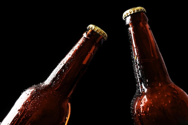 Duas garrafas de vidro de cerveja em fundo preto