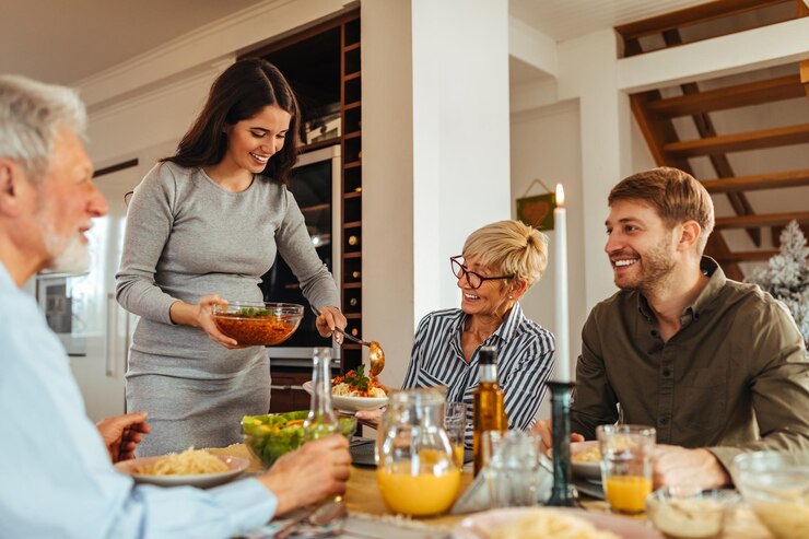 Foto duas gerações de família almoçando juntos em casa