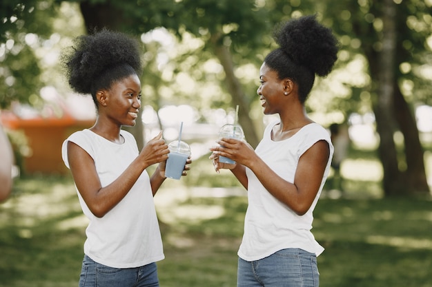 Duas irmãs afro-americanas descansando em um parque